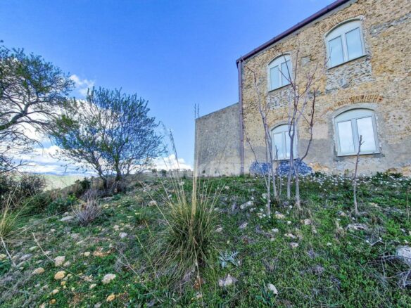 This Rustic House In Nissoria Is Currently In A Free State, Ready To Be Inhabited.