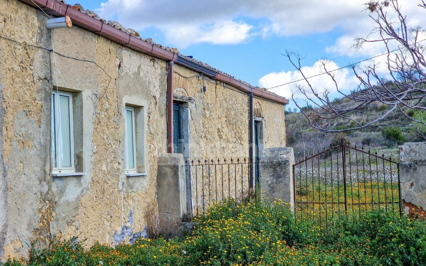 This Rustic House In Nissoria Is Currently In A Free State, Ready To Be Inhabited.
