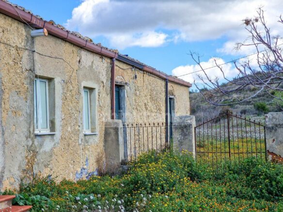 This Rustic House In Nissoria Is Currently In A Free State, Ready To Be Inhabited.