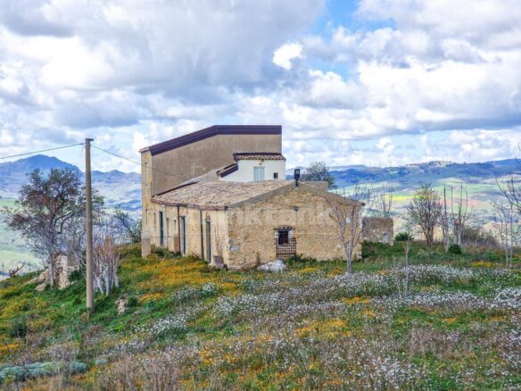 This Rustic House In Nissoria Is Currently In A Free State, Ready To Be Inhabited.