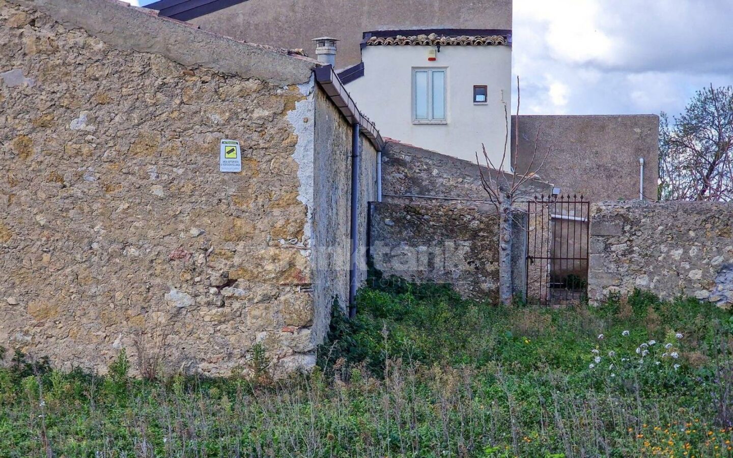 This Rustic House In Nissoria Is Currently In A Free State, Ready To Be Inhabited.