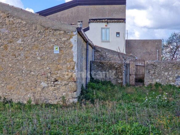 This Rustic House In Nissoria Is Currently In A Free State, Ready To Be Inhabited.