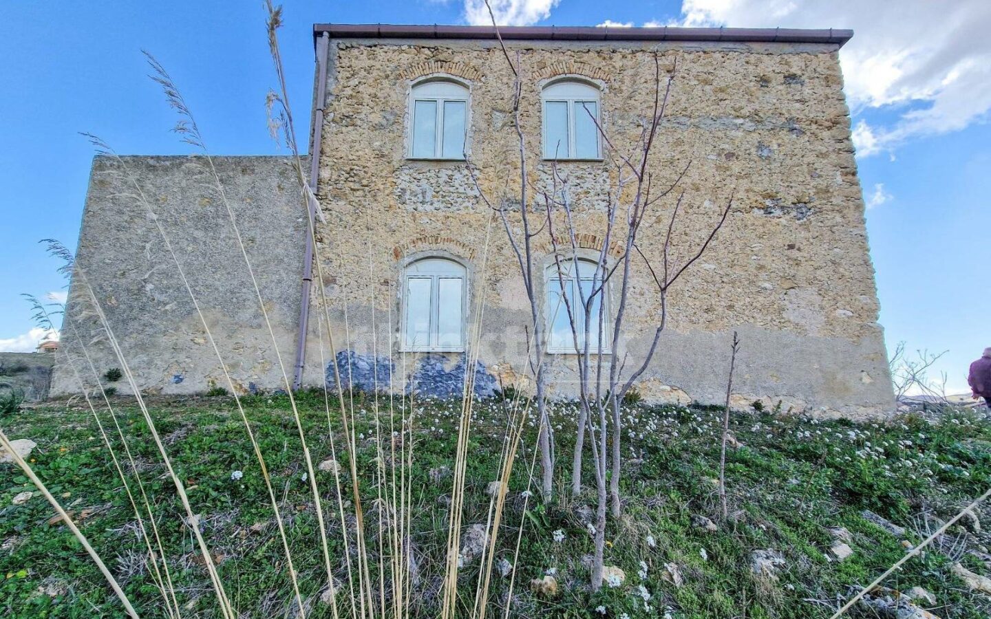 This Rustic House In Nissoria Is Currently In A Free State, Ready To Be Inhabited.