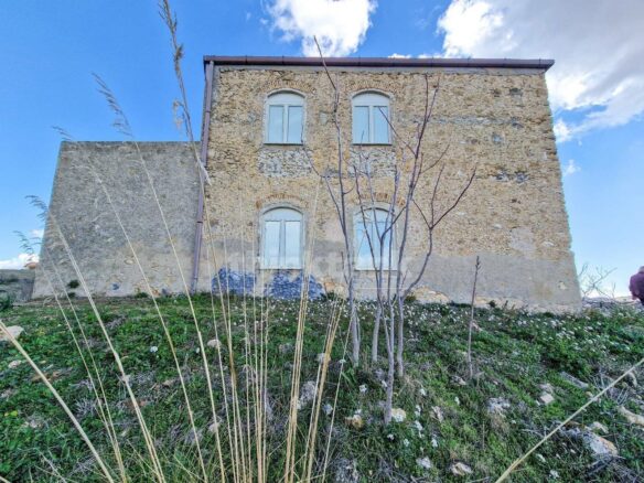 This Rustic House In Nissoria Is Currently In A Free State, Ready To Be Inhabited.