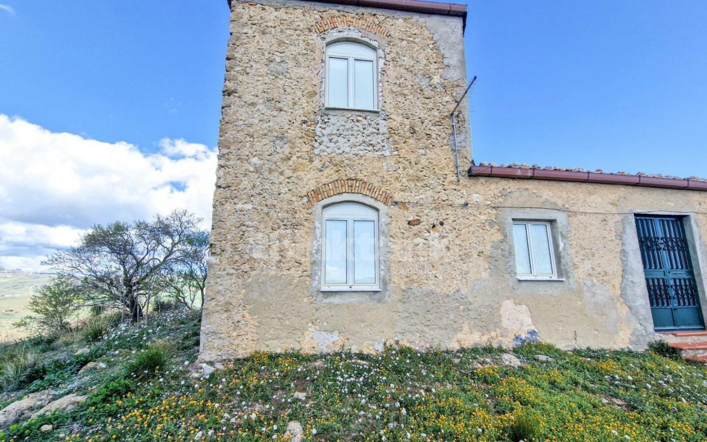 This Rustic House In Nissoria Is Currently In A Free State, Ready To Be Inhabited.