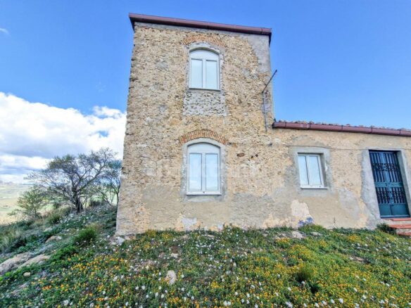 This Rustic House In Nissoria Is Currently In A Free State, Ready To Be Inhabited.