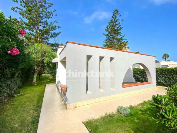 Seafront Villa In San Lorenzo, Noto – With Garden And Direct Access To The Sea