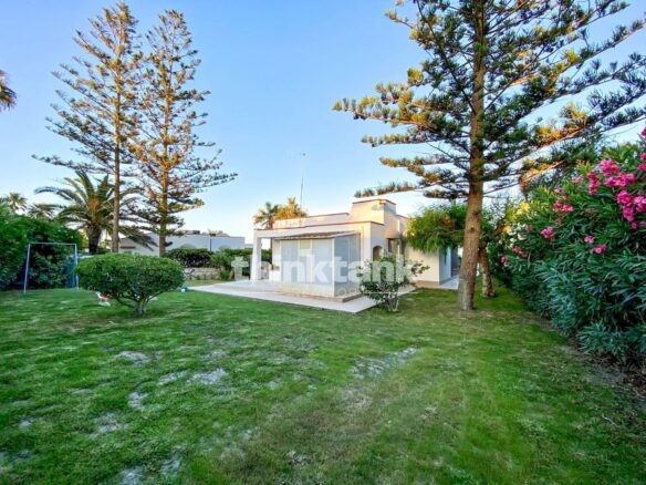 Seafront Villa In San Lorenzo, Noto – With Garden And Direct Access To The Sea