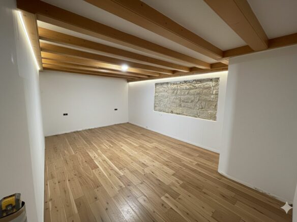 New Apartment In Gótico: 3 Bedrooms, 2 Full Bathrooms. Located On A Semi-pedestrian Street In The Center Of Gótico.