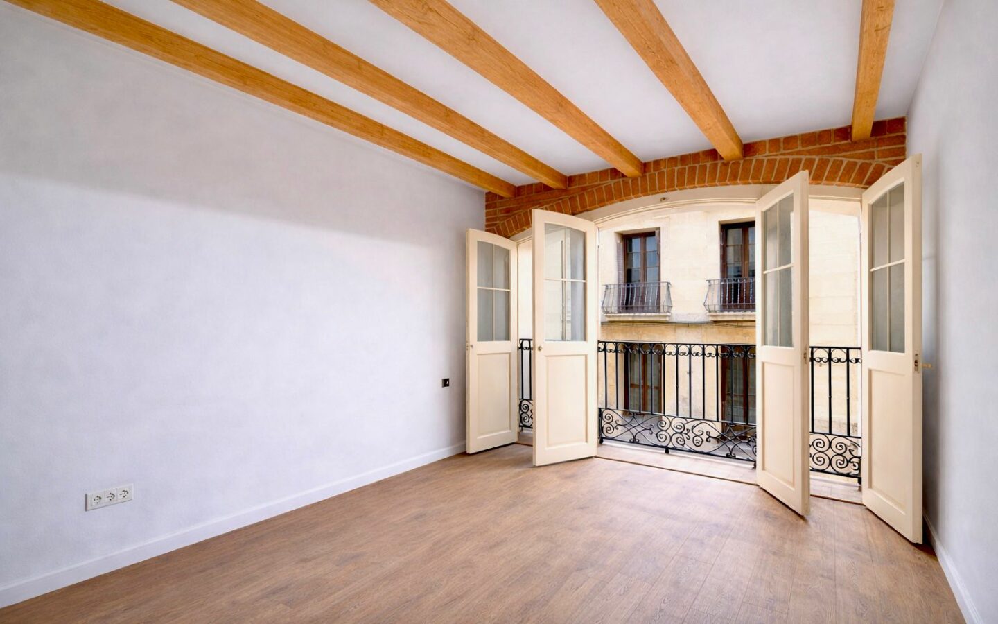 New Apartment In Gótico: 3 Bedrooms, 2 Full Bathrooms. Located On A Semi-pedestrian Street In The Center Of Gótico.