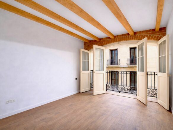 New Apartment In Gótico: 3 Bedrooms, 2 Full Bathrooms. Located On A Semi-pedestrian Street In The Center Of Gótico.