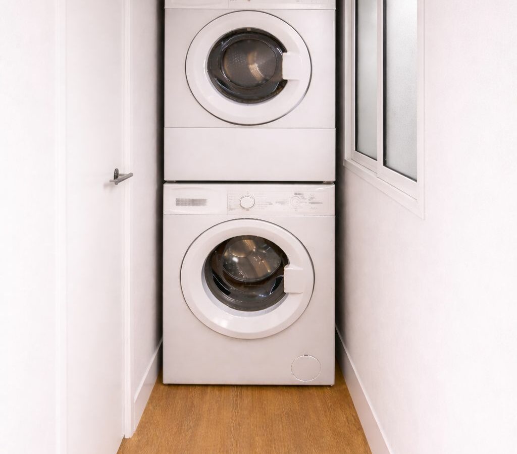 New Apartment In Gótico: 3 Bedrooms, 2 Full Bathrooms. Located On A Semi-pedestrian Street In The Center Of Gótico.