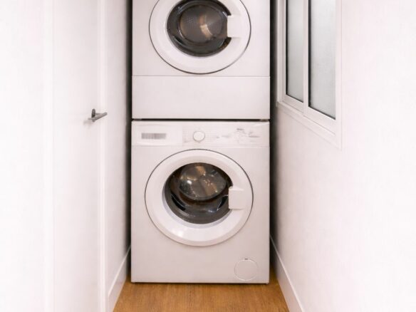 New Apartment In Gótico: 3 Bedrooms, 2 Full Bathrooms. Located On A Semi-pedestrian Street In The Center Of Gótico.