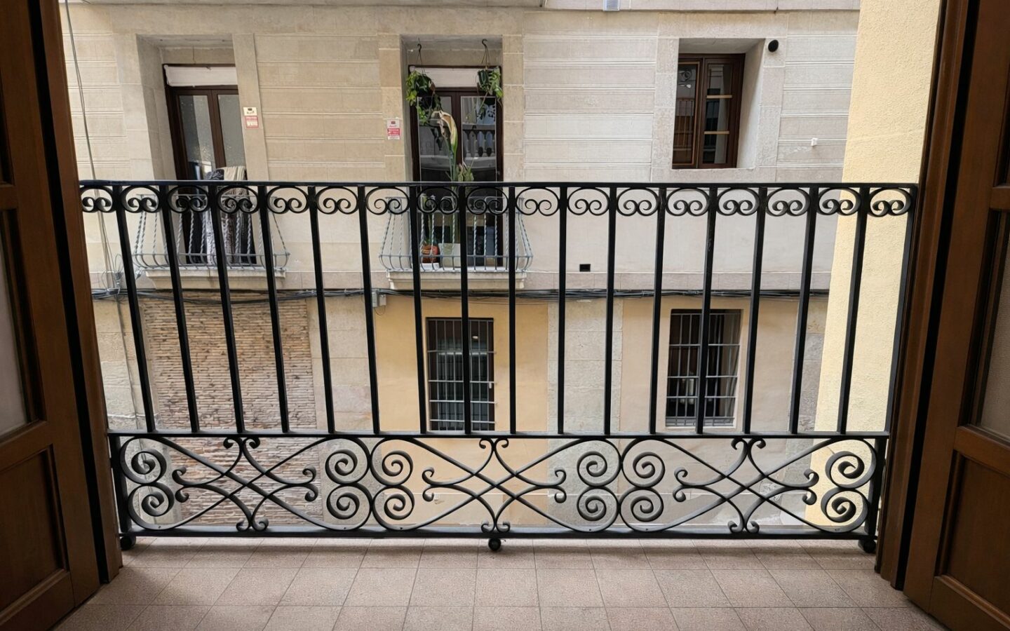 New Apartment In Gótico: 3 Bedrooms, 2 Full Bathrooms. Located On A Semi-pedestrian Street In The Center Of Gótico.