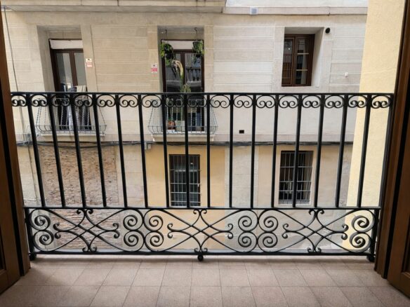 New Apartment In Gótico: 3 Bedrooms, 2 Full Bathrooms. Located On A Semi-pedestrian Street In The Center Of Gótico.