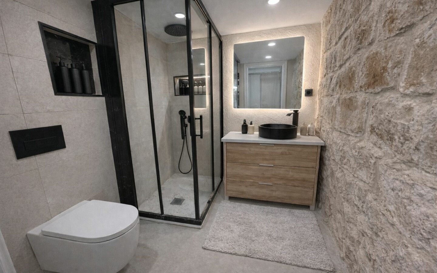 New Apartment In Gótico: 3 Bedrooms, 2 Full Bathrooms. Located On A Semi-pedestrian Street In The Center Of Gótico.