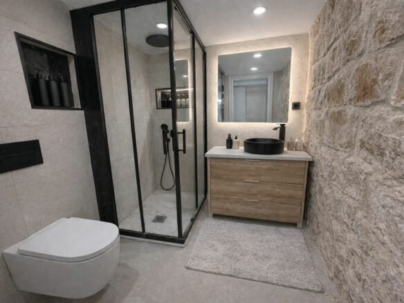 New Apartment In Gótico: 3 Bedrooms, 2 Full Bathrooms. Located On A Semi-pedestrian Street In The Center Of Gótico.