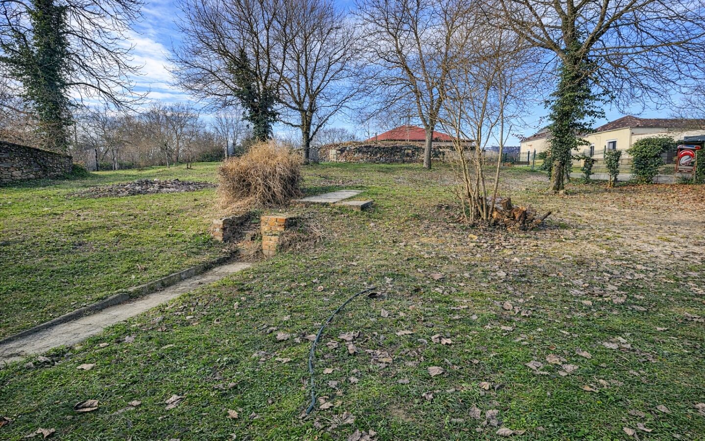 Ground-floor Property With Large Cellar On Corner Plot – Mozsgó