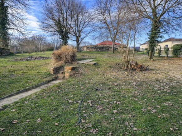 Ground-floor Property With Large Cellar On Corner Plot – Mozsgó