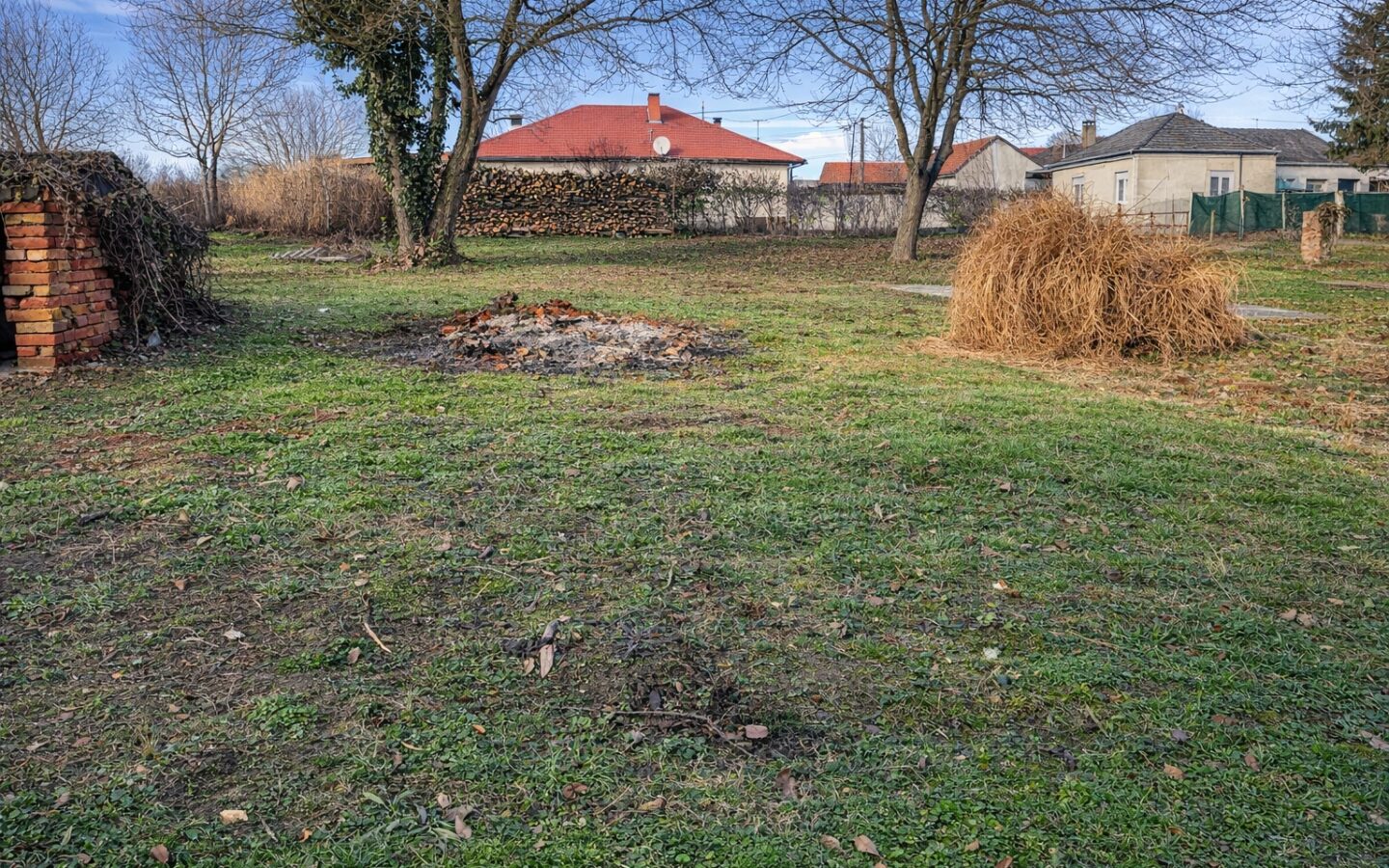 Ground-floor Property With Large Cellar On Corner Plot – Mozsgó