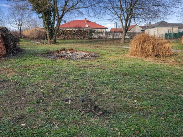 Ground-floor Property With Large Cellar On Corner Plot – Mozsgó