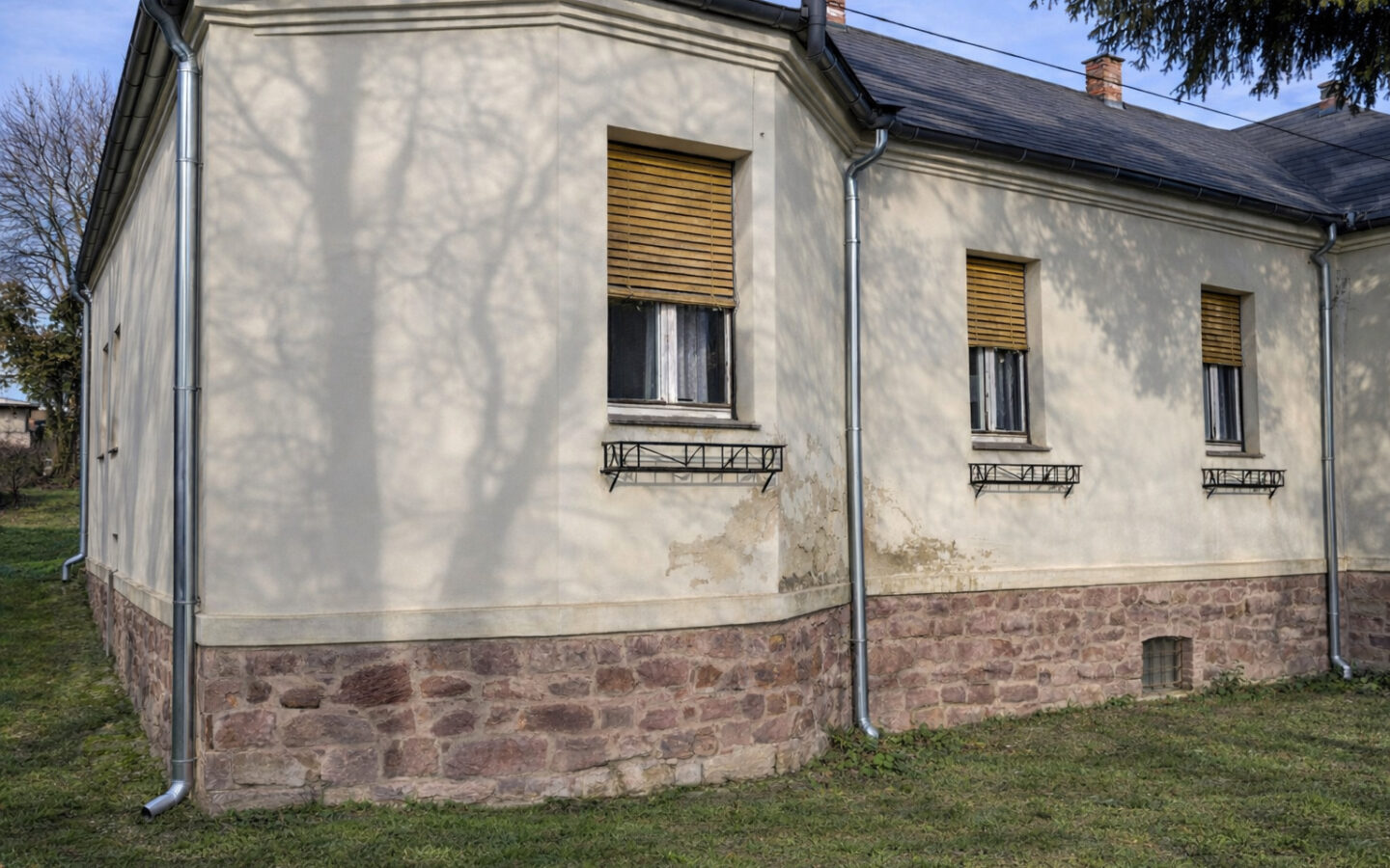 Ground-floor Property With Large Cellar On Corner Plot – Mozsgó