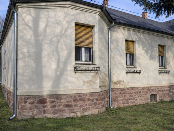 Ground-floor Property With Large Cellar On Corner Plot – Mozsgó
