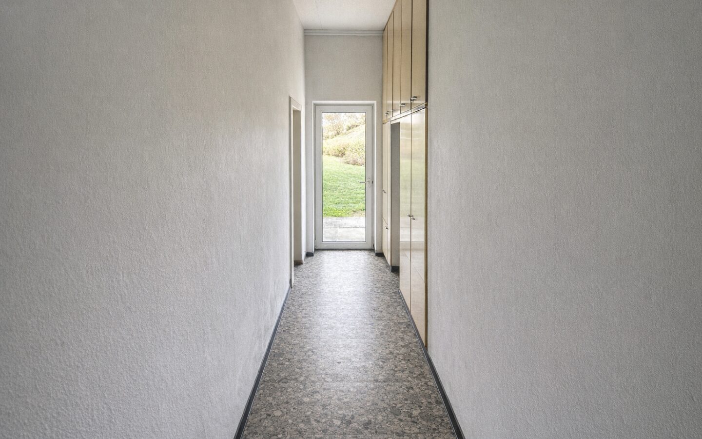 Ground-floor Property With Large Cellar On Corner Plot – Mozsgó