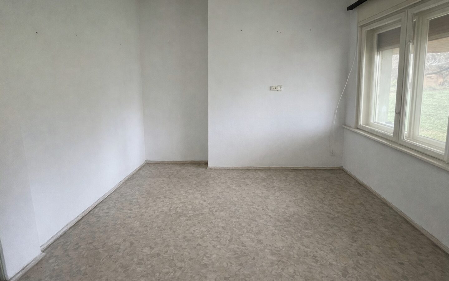 Ground-floor Property With Large Cellar On Corner Plot – Mozsgó