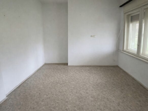 Ground-floor Property With Large Cellar On Corner Plot – Mozsgó