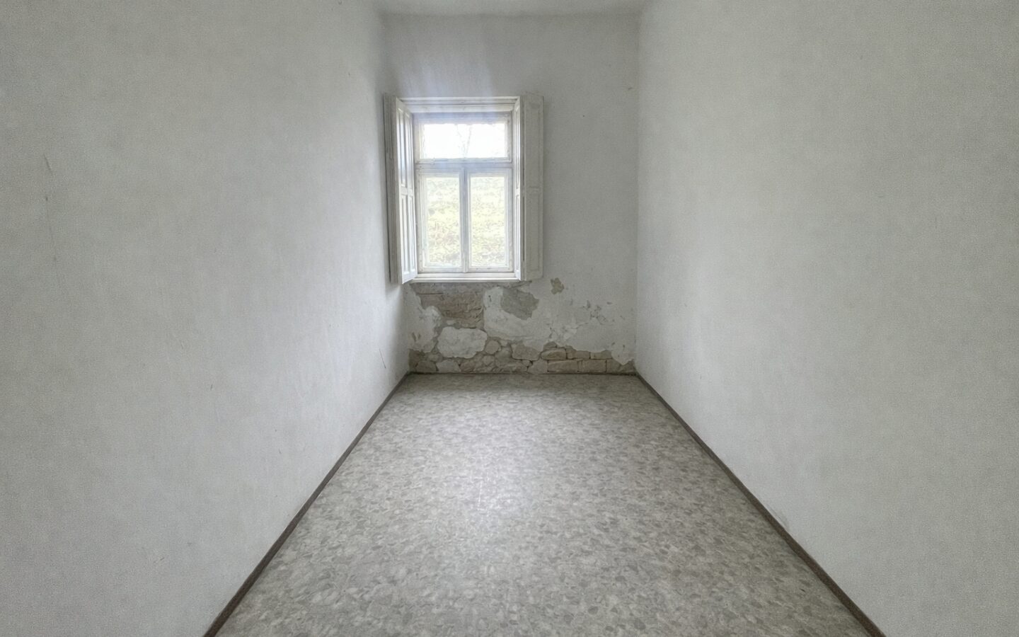 Ground-floor Property With Large Cellar On Corner Plot – Mozsgó