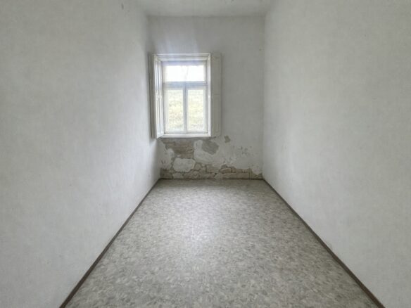 Ground-floor Property With Large Cellar On Corner Plot – Mozsgó