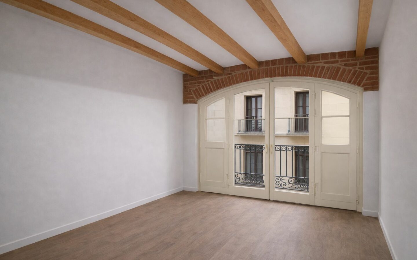 New Apartment In Gótico: 3 Bedrooms, 2 Full Bathrooms. Located On A Semi-pedestrian Street In The Center Of Gótico.