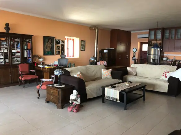Business In Greece (402 M²)