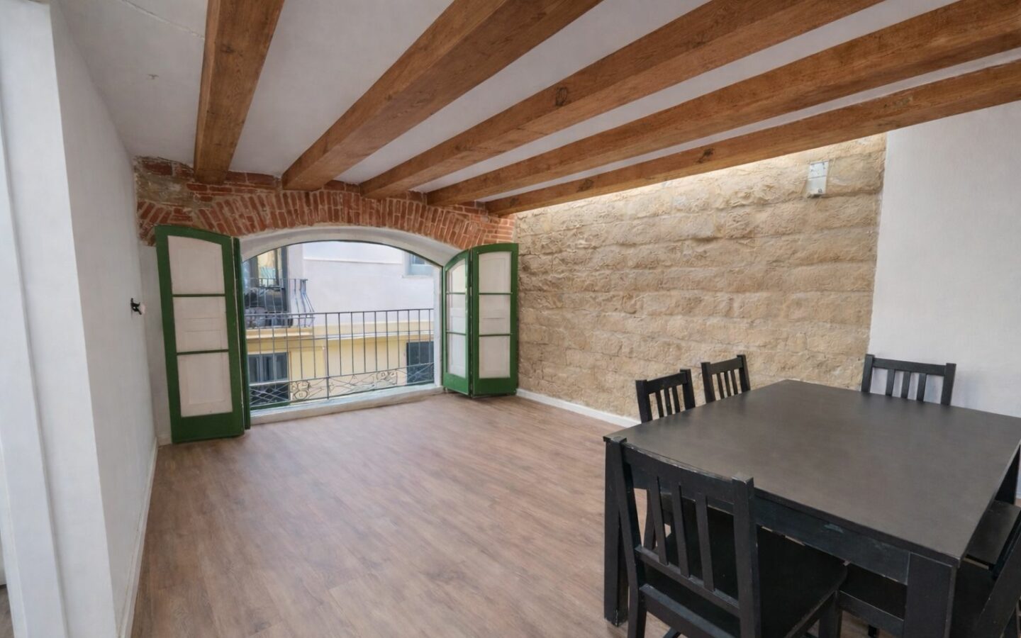 New Apartment In Gótico: 3 Bedrooms, 2 Full Bathrooms. Located On A Semi-pedestrian Street In The Center Of Gótico.