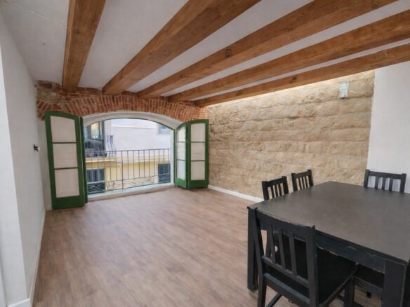 New Apartment In Gótico: 3 Bedrooms, 2 Full Bathrooms. Located On A Semi-pedestrian Street In The Center Of Gótico.