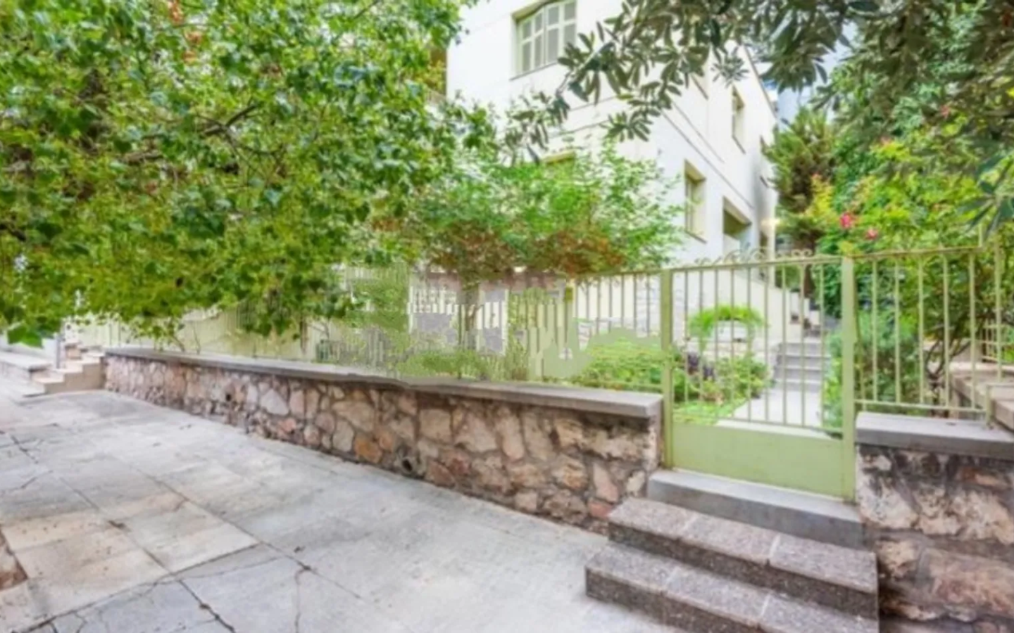 Detached House Of 300 M² With Garden In Neoclassical