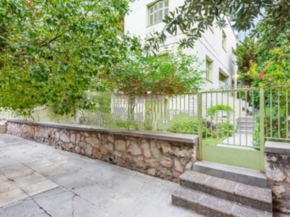 Detached House Of 300 M² With Garden In Neoclassical