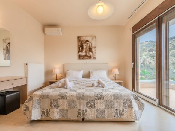 Modern 3-bedroom Seaview Villa With Pool In Paleokastro, Near Heraklion