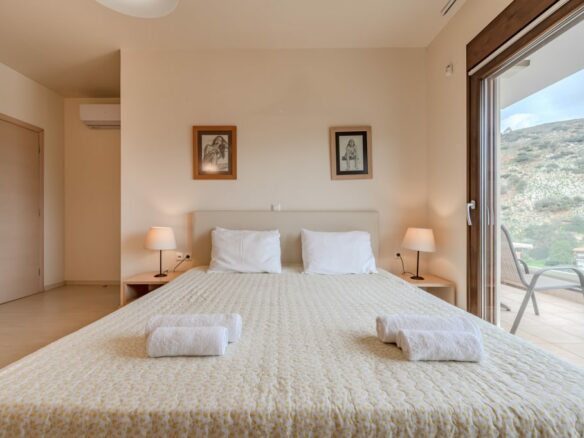 Modern 3-bedroom Seaview Villa With Pool In Paleokastro, Near Heraklion