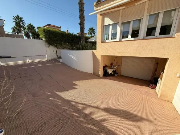 3-bedroom Villa In San Miguel De Salinas, Spain (170 M²)