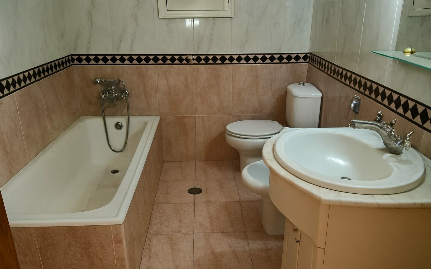 House Of 950 Square Meters, 20 Minutes From The Airport With Garden In Vila Do Conde, Portugal