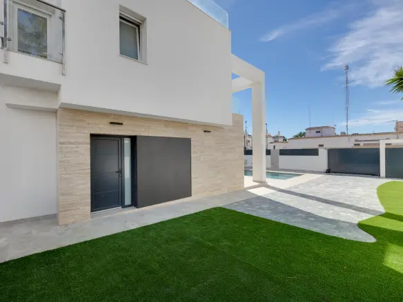 4-bedroom Country Land In Torrevieja, Spain (238 M²)