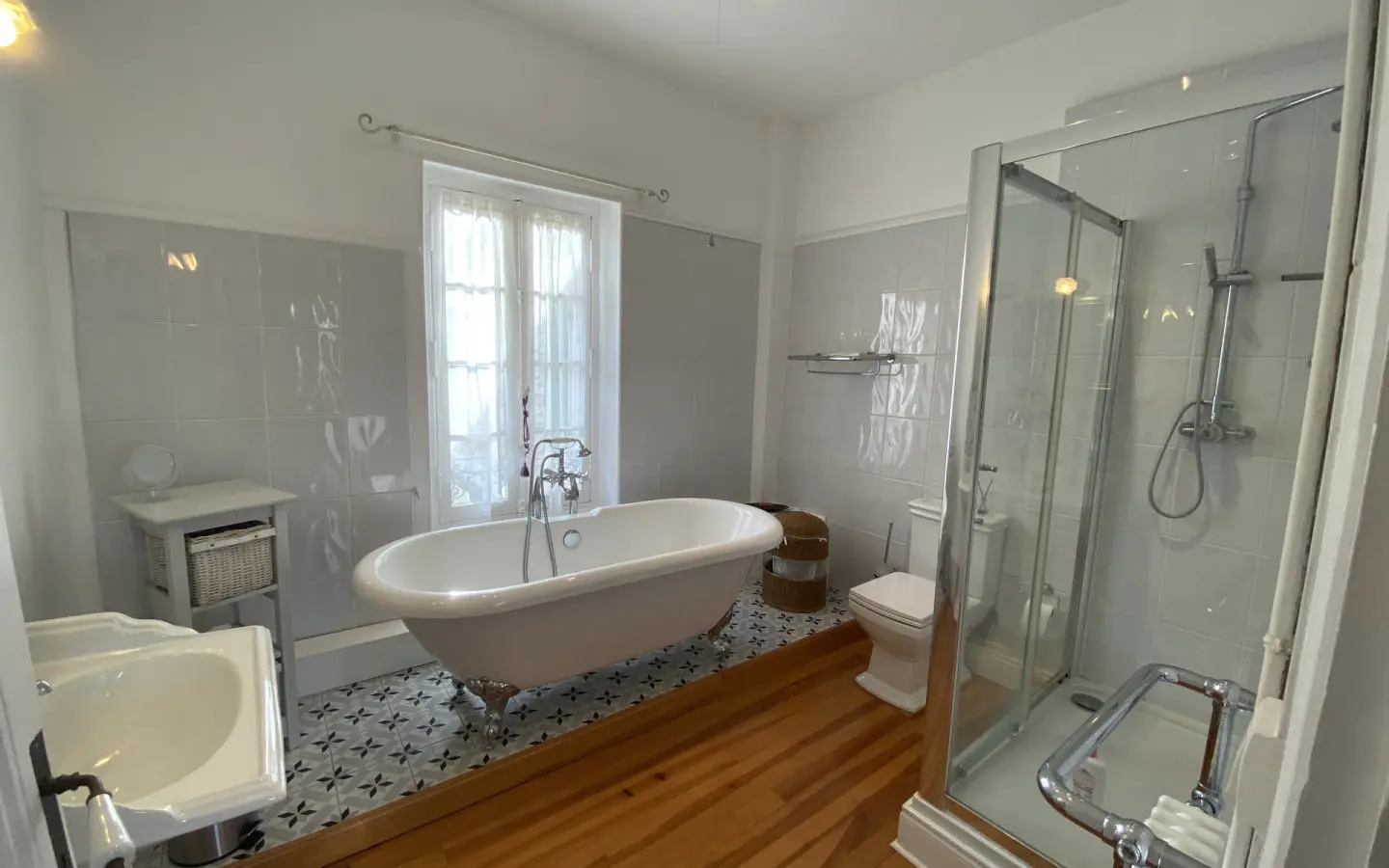 Elegant Manor With Guest Houses, Outbuildings, And Pool In Grounds Of 7 Acres