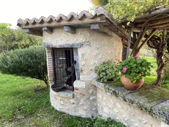 4-bedroom Country House In Montmoreau, France (160 M²)