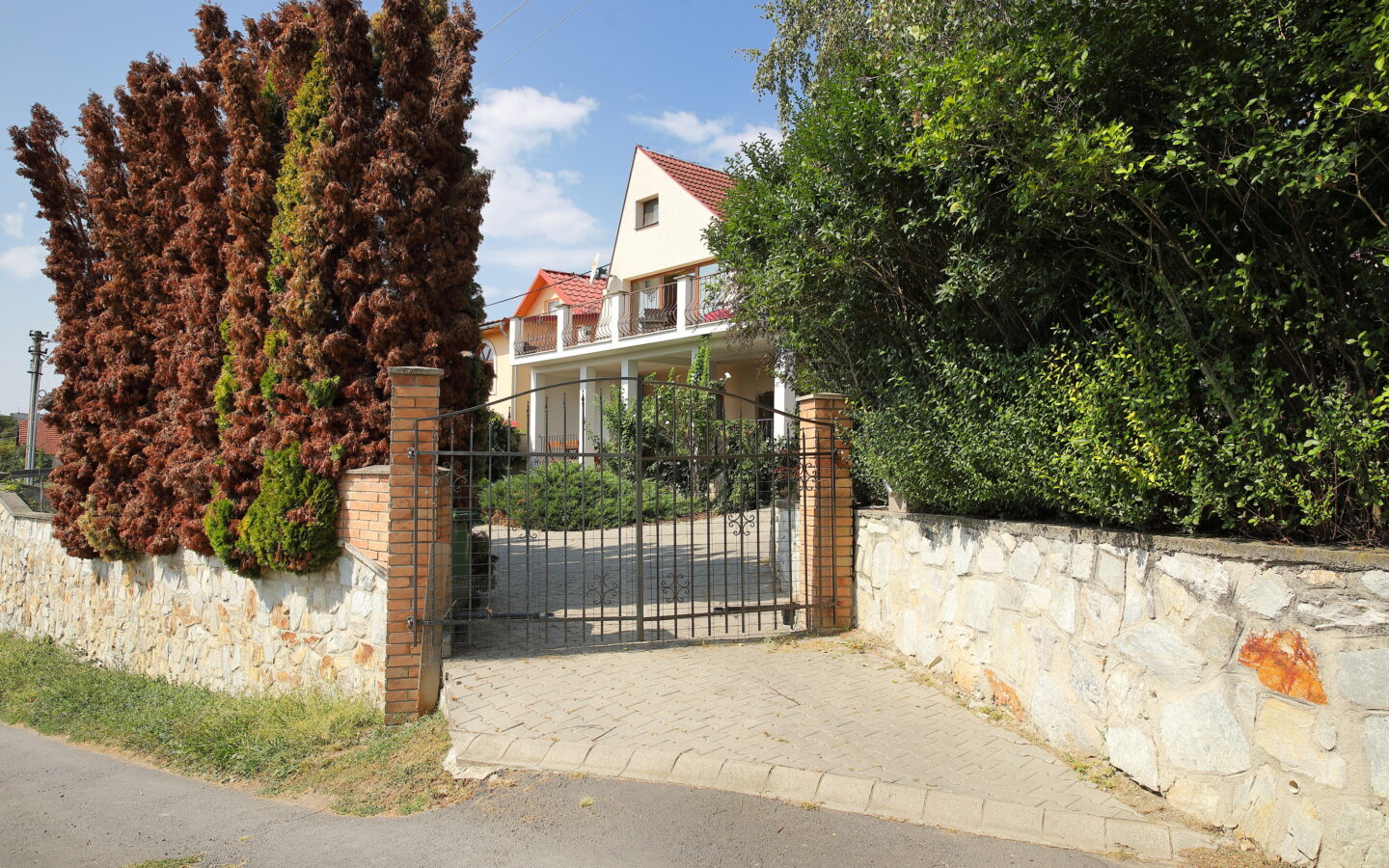 Anwesen Mit Weinberg Und Wohnhaus In Vinica / Slowakei – Preissenkung