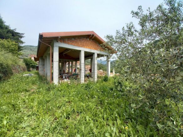 V22 Entroterra Di Imperia A Lucinasco Struttura In Cemento Armato E Terreno Con Uliveto