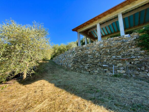V22 Entroterra Di Imperia A Lucinasco Struttura In Cemento Armato E Terreno Con Uliveto