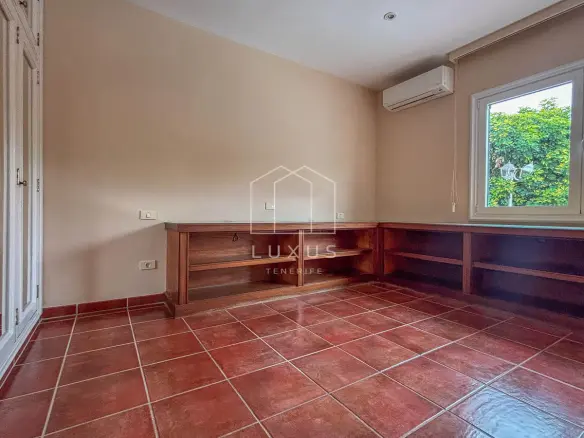 3-bedroom Villa In Puerto De La Cruz, Spain (160 M²)