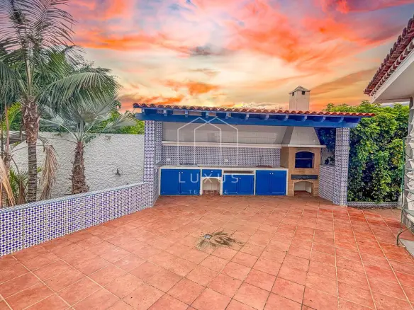 3-bedroom Villa In Puerto De La Cruz, Spain (160 M²)